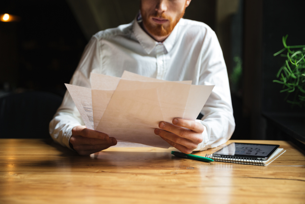 cropped-photo-young-readhead-bearded-man-working-with-papers.jpg